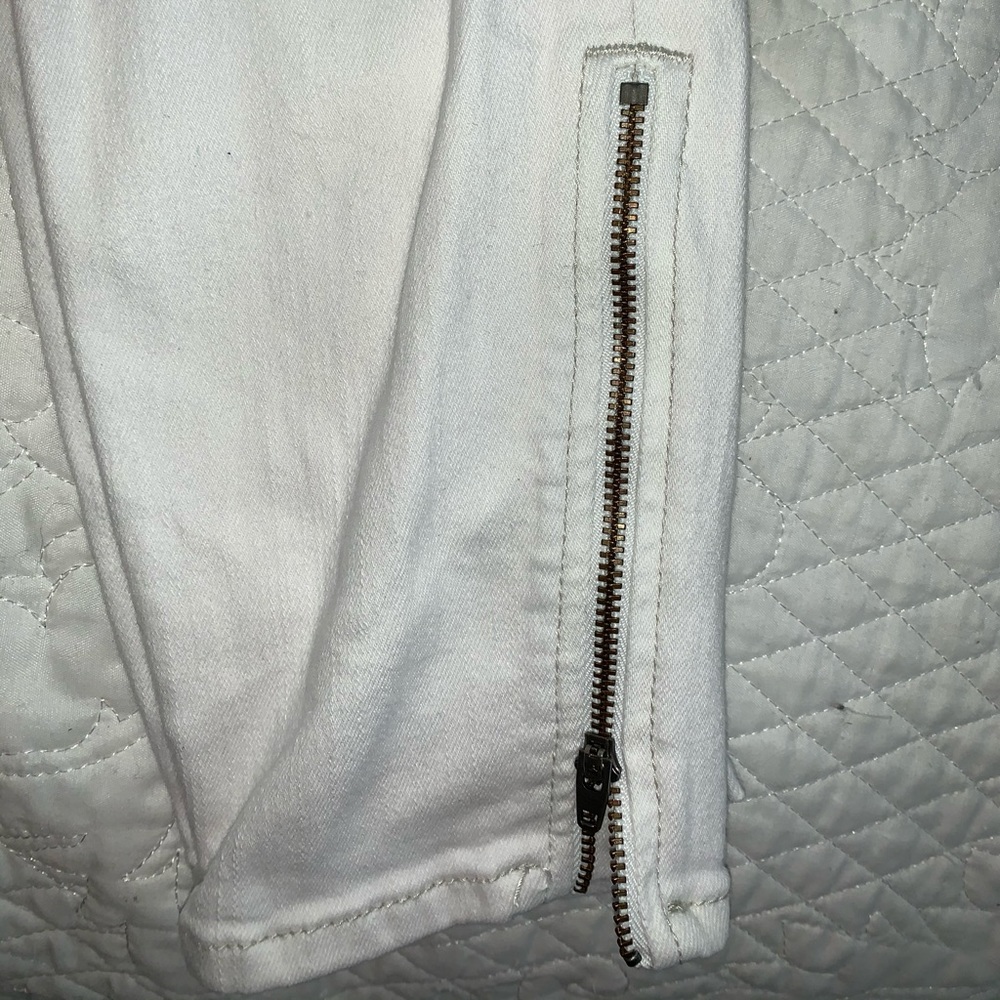 Express white skinny jeans with zipper on ankle